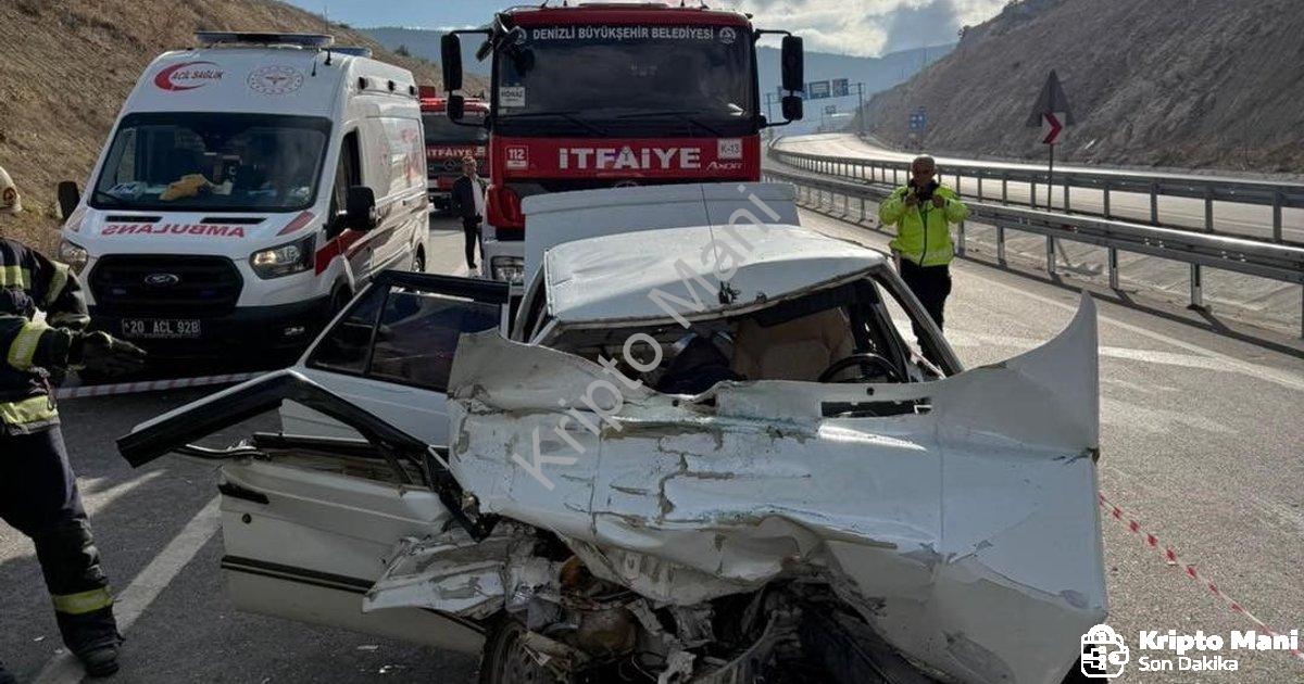 "Denizli Honaz Tüneli Çıkışında Feci Kaza: Otomobil Kamyona Ok Gibi Saplandı" başlıklı haber için fo