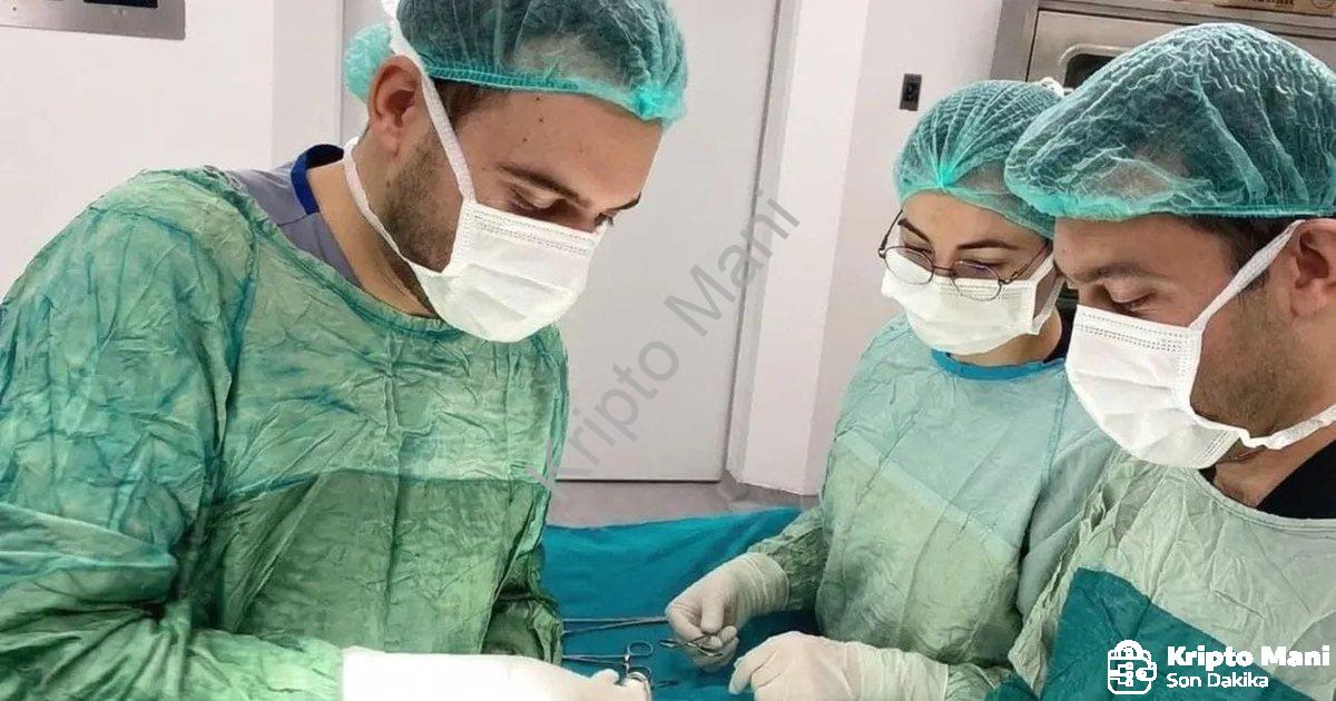 "Şuhut Devlet Hastanesi'nde Başarılı Kasık Fıtığı Operasyonu" başlıklı haber için fotorealistik, pro